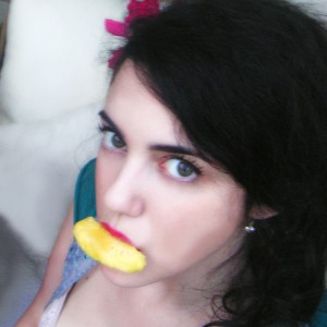 הלה, קופירייטרית, תל-אביב.